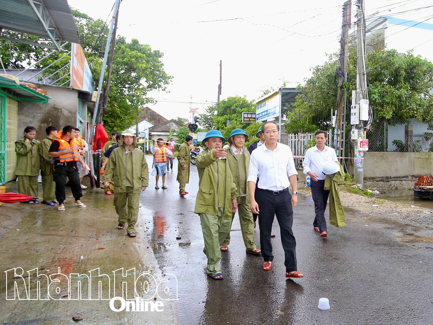 Đồng chí Nguyễn Khắc Hà kiểm tra hiện trường vùng ngập lụt thôn Phú Cang 2 Nam xã Vạn Ninh.