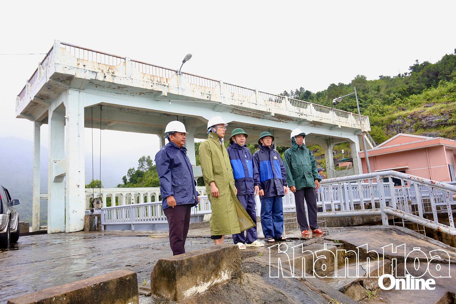 Đồng chí Nguyễn Khắc Hà (thứ hai từ trái sang) kiểm tra thực trạng điều tiết nước ở Hồ Đá Bàn.