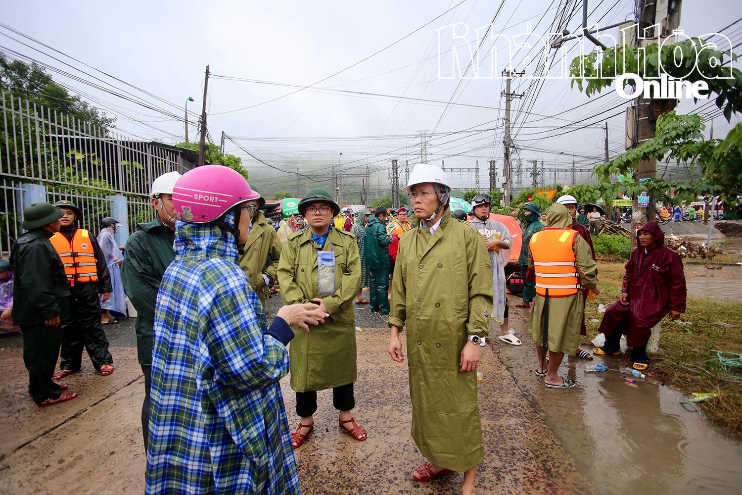Đồng chí Nguyễn Khắc Hà kiểm tra tình hình ngập lụt phường Bắc Nha Trang.