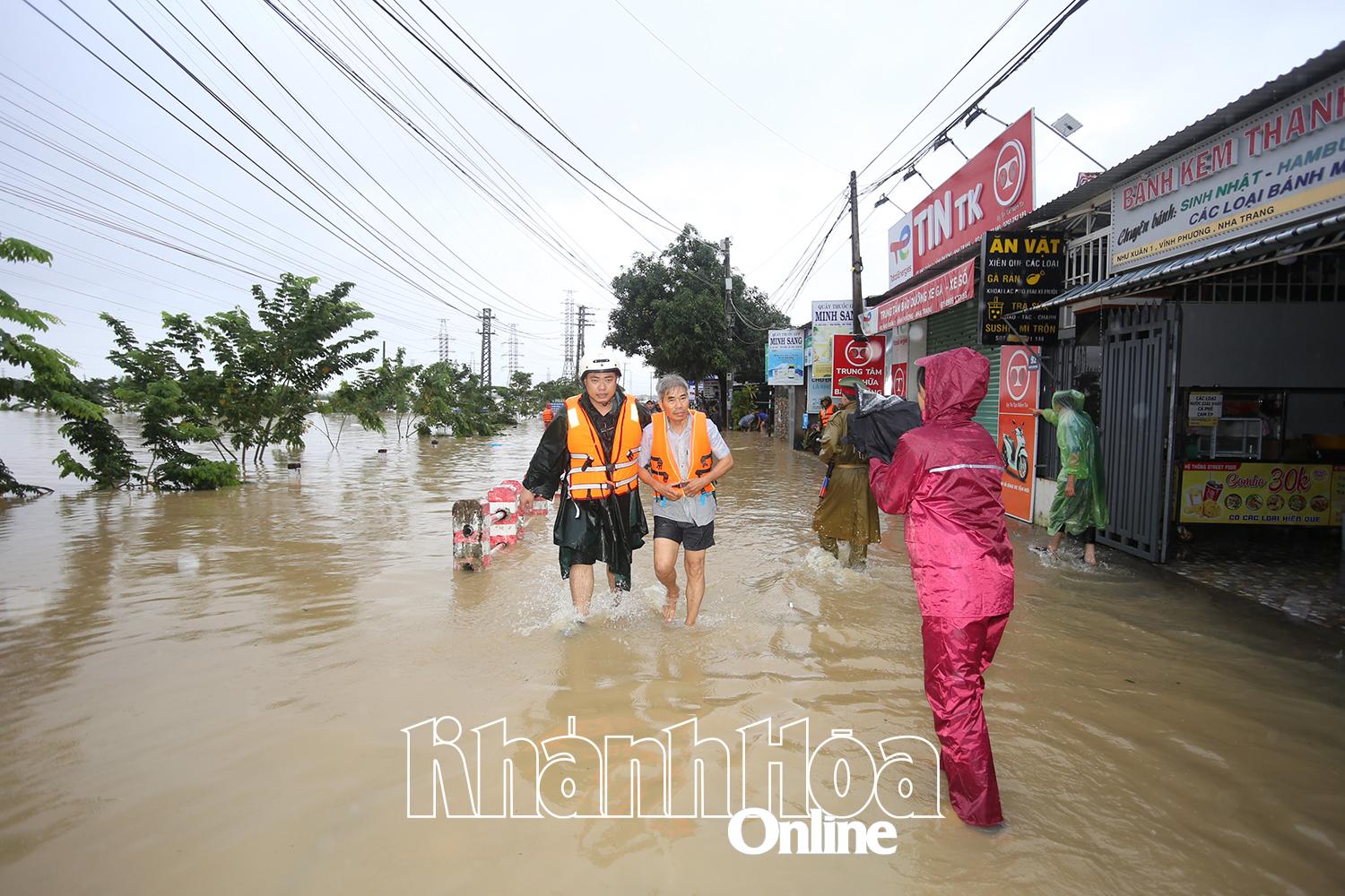 Một người dân được lực lượng chức năng ứng cứu ra khỏi vùng ngập lụt.