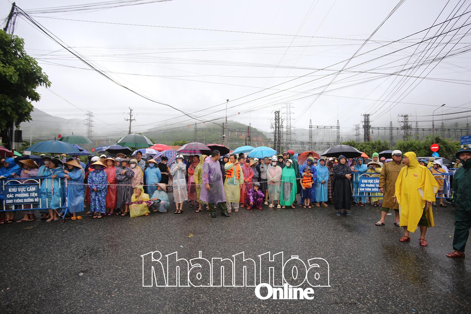 Rất đông người dân địa phương đang nóng lòng chờ tin người thân được ứng cứu ra khỏi vùng ngập lụt.