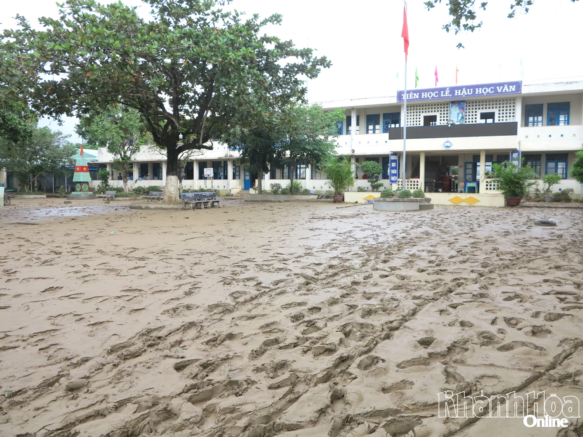 Mưa lũ gây thiệt hại nặng nề nhiều trường học trên địa bàn tỉnh. Trong ảnh: Trường Tiểu học thị trấn Diên Khánh 2 (xã Diên Khánh).