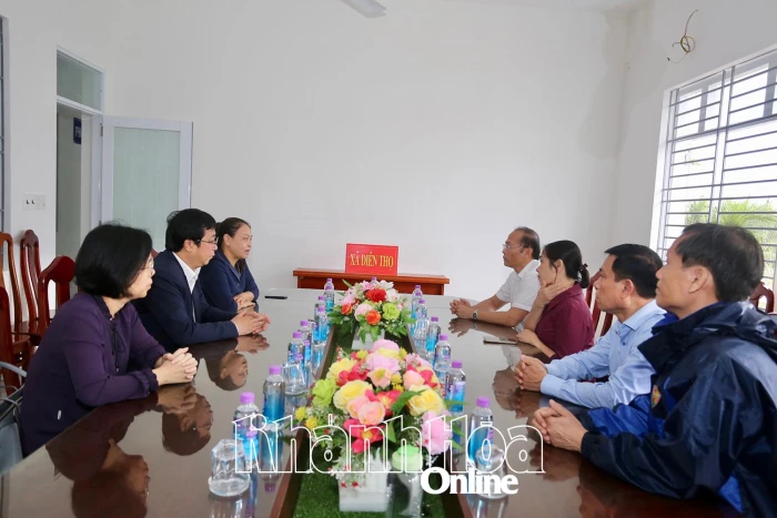 Đồng chí Nguyễn Thị Thu Hà - Ủy viên Trung ương Đảng, Phó Chủ tịch - Tổng Thư ký Ủy ban Trung ương MTTQ Việt Nam thăm, động viên người dân vùng ngập lụt xã Diên Thọ