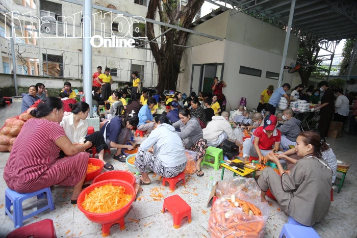 Bếp ăn dã chiến phục vụ gần 15.000 suất cơm mỗi ngày cho người dân vùng lũ