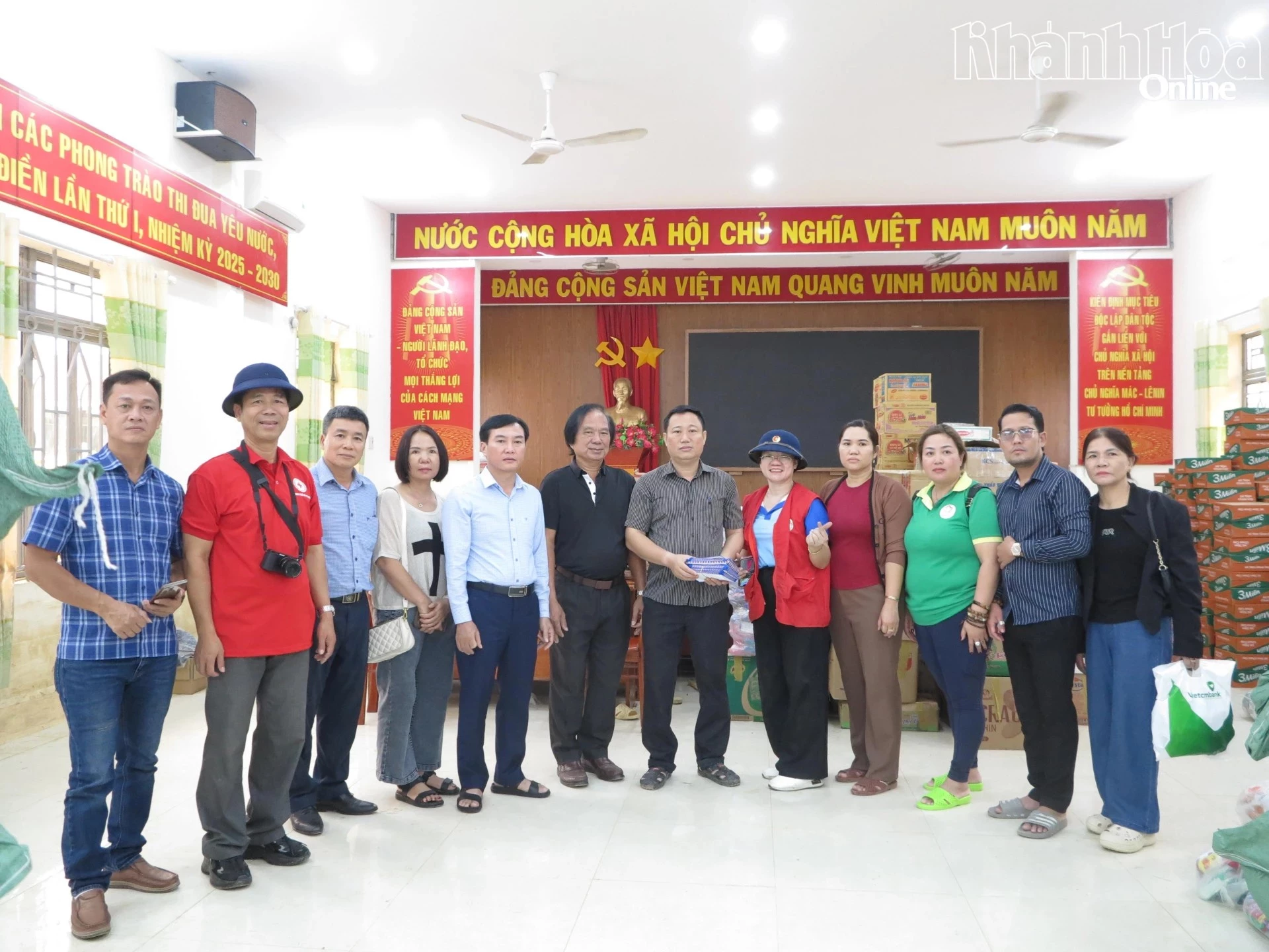 Lãnh đạo xã Diên Điền tiếp nhận tiền mặt và quà hỗ trợ.