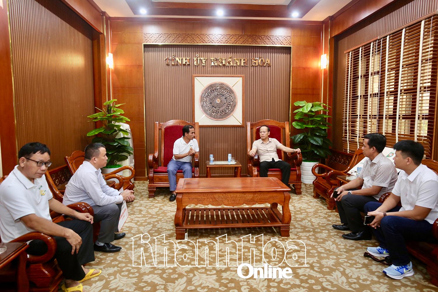 Đồng chí Nguyễn Khắc Hà-Phó Bí thư Tỉnh ủy, Chủ tịch Uỷ ban MTTQ Việt Nam tỉnh (hàng ghế ở giữa, bên phải) tiếp đoàn báo Dân Trí.