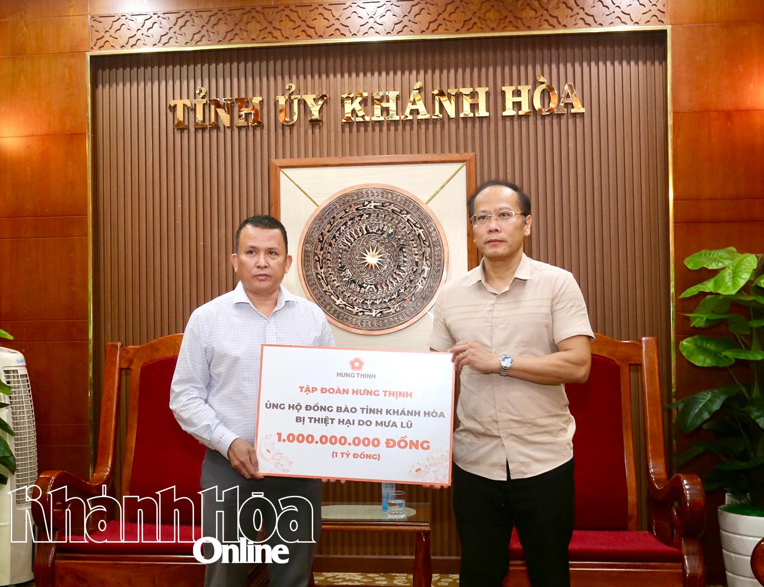 Đồng chí Nguyễn Khắc Hà-Phó Bí thư Tỉnh ủy, Chủ tịch Ủy ban MTTQ Việt Nam tỉnh (bên phải) tiếp nhận 1 tỷ ủng hộ của Tập đoàn Hưng Thịnh.