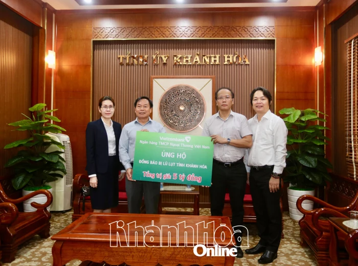 Ngân hàng Thương mại Cổ phần Ngoại thương Việt Nam ủng hộ 5 tỷ đồng cho người dân Khánh Hòa