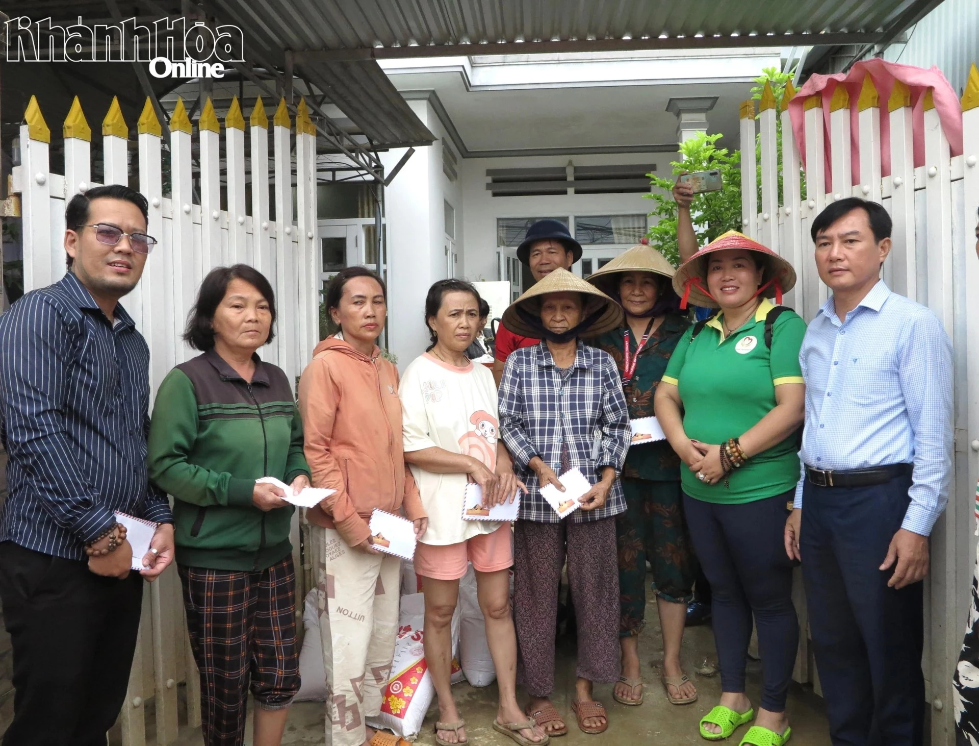 Ông Trần Văn Thanh - Phó Giám đốc Báo và Phát thanh, Truyền hình Khánh Hòa cùng các đơn vị đồng hành trao quà hỗ trợ cho người dân xã Diên Điền. 