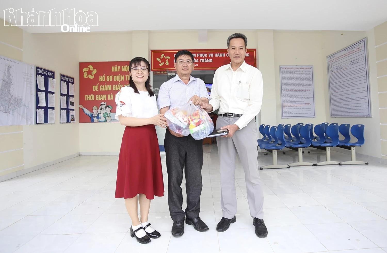 Lãnh đạo Báo và Phát thanh, Truyền hình Khánh Hòa trao quà hỗ trợ người dân cho lãnh đạo phường Hòa Thắng.