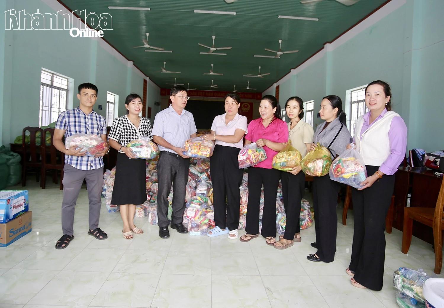 Lãnh đạo Báo và Phát thanh, Truyền hình Khánh Hòa trao các phần quà hỗ trợ người dân cho lãnh đạo xã Bắc Ninh Hòa.