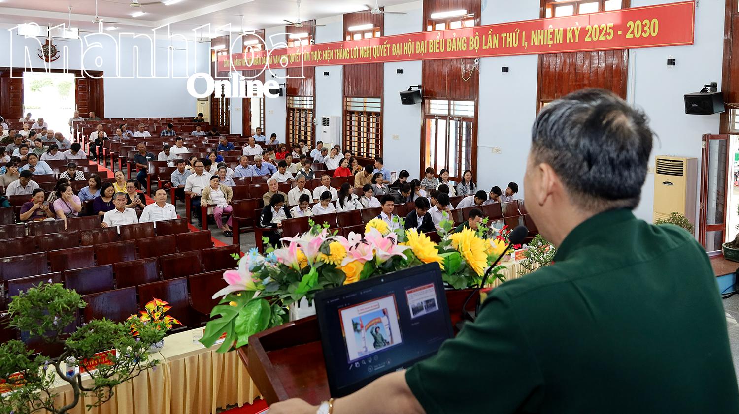 Quang cảnh buổi tuyên truyền pháp luật tại xã Vạn Ninh.