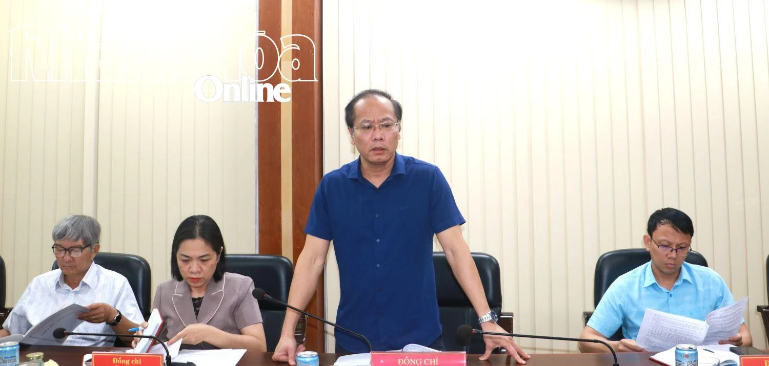 Đồng chí Nguyễn Khắc Hà phát biểu tại cuộc họp.