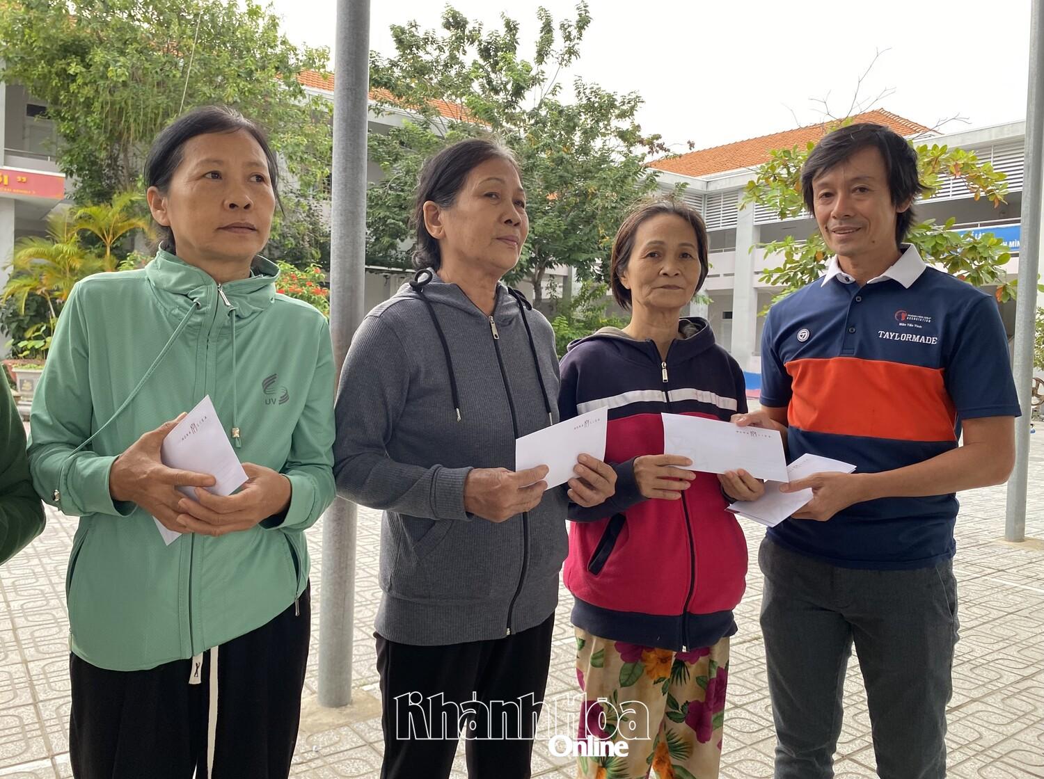 Đại diện Câu lạc bộ Golf PXC trao quà cho người dân bị ảnh hưởng bởi mưa lũ ở thôn Thủy Tú.
