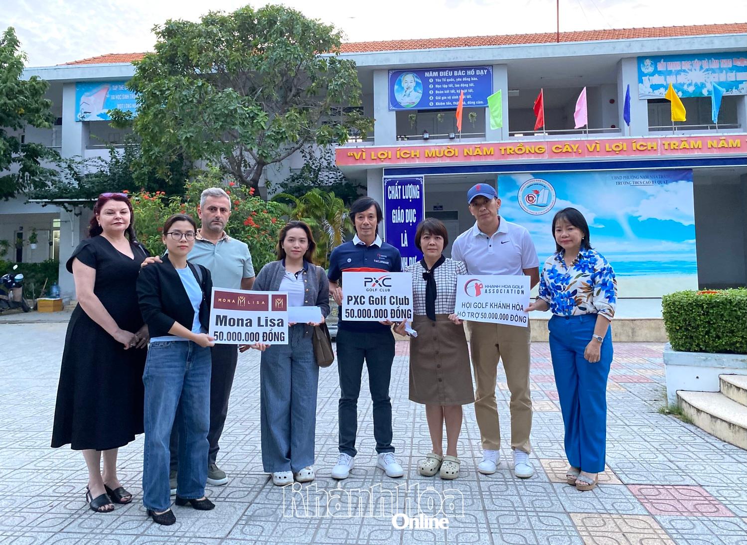 Đại diện các đơn vị trao các phần quà cho đại diện thôn Thủy Tú.