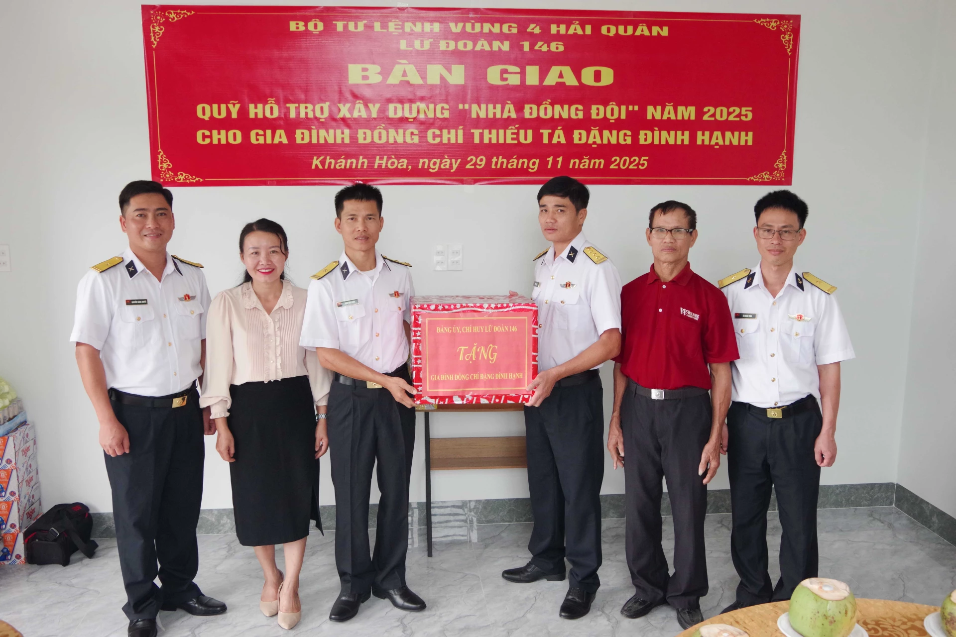 Thượng tá Nguyễn Duy Bá trao quà của Đảng ủy, Chỉ huy Lữ đoàn 146 cho gia đình quân nhân.