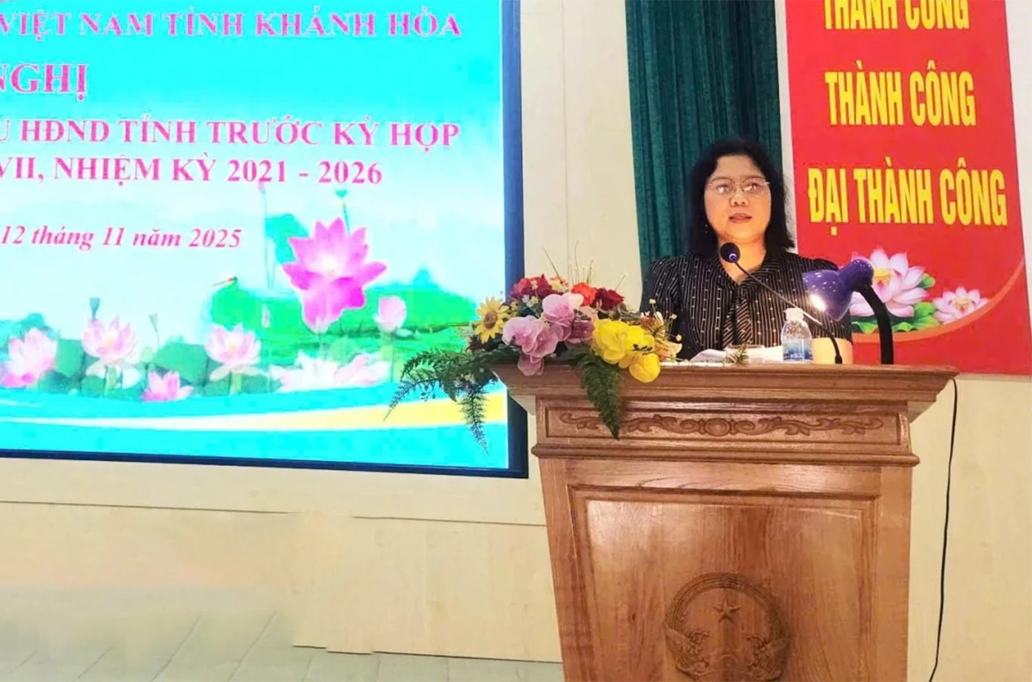 Đại biểu HĐND tỉnh báo cáo tình hình kinh tế - xã hội của tỉnh với cử tri.
