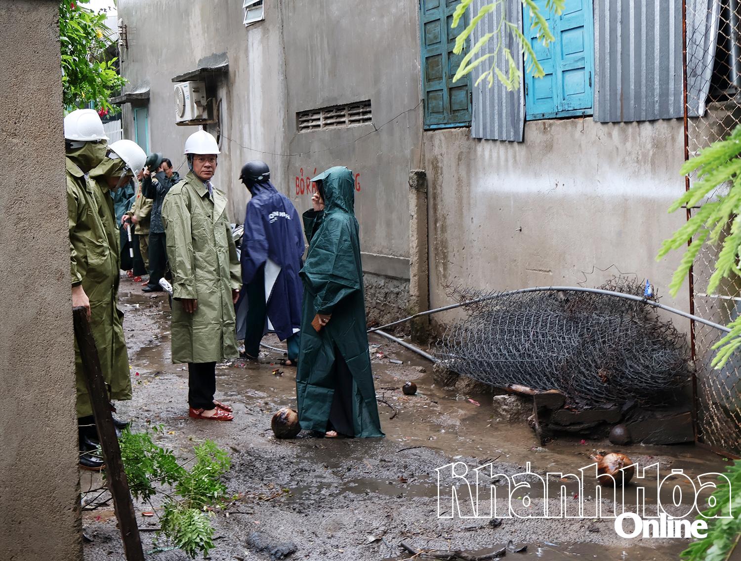 Phó Chủ tịch Thường trực UBND tỉnh Nguyễn Long Biên kiểm tra công tác tác phòng, chống bão tại  khu dân cư xung yếu phường Bảo An.