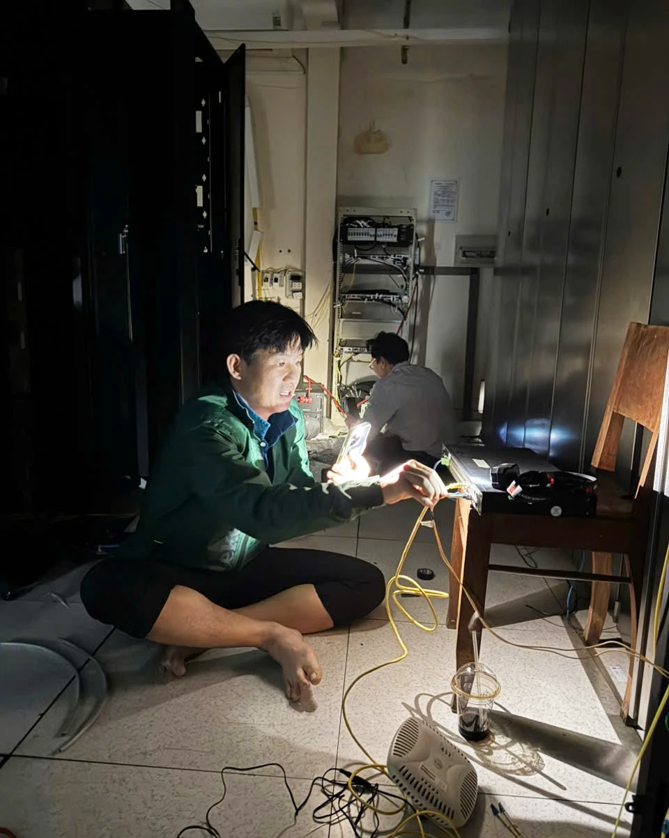 Các đội kỹ thuật đang chạy đua với thời gian gian để khẩn trương khắc phục sự cố, đảm bảo thông tin liên lạc trên địa bàn tỉnh thông suốt.