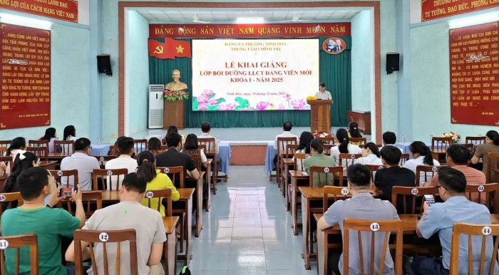 45 đảng viên mới được bồi dưỡng lý luận chính trị 