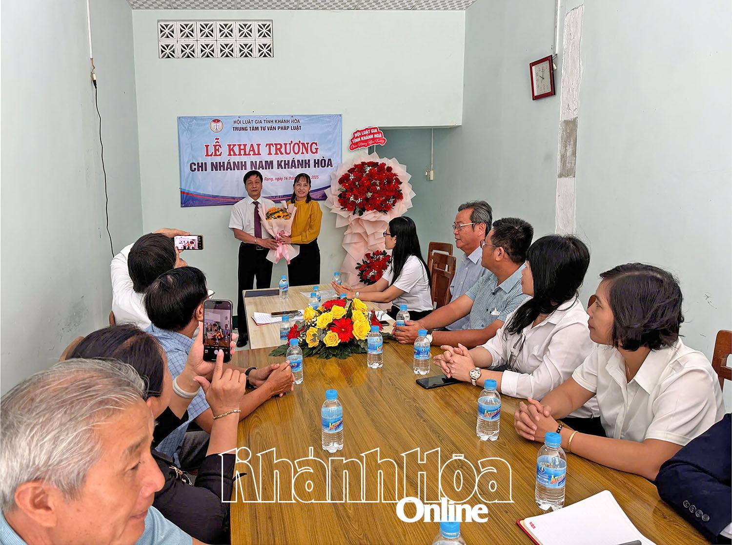 Lãnh đạo Hội Luật gia tỉnh tặng hoa Trưởng Chi nhánh Trung tâm Tư vấn pháp luật Hội Luật gia tỉnh tại Nam Khánh Hòa.