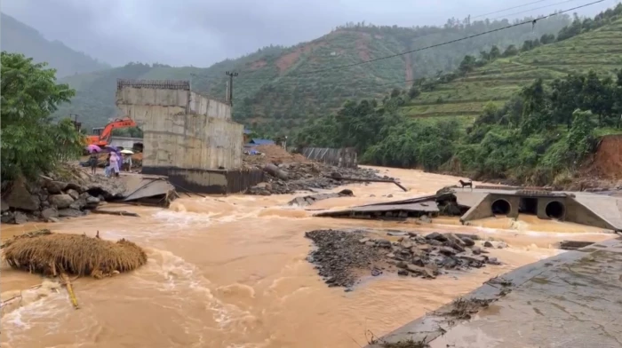 [Video] Khánh Sơn khẩn trương khắc phục thiệt hại giao thông do mưa lũ