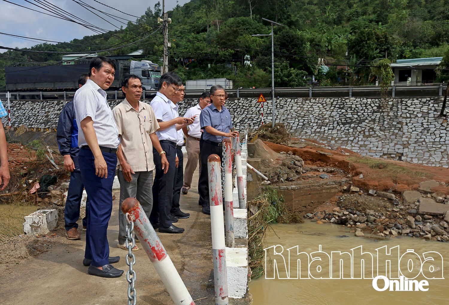 Tổ công tác khảo sát thực tế tại xã Suối Dầu. 