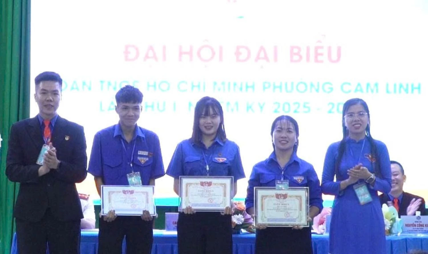 Khen thưởng các tập thể đạt giải thiết kế biểu trưng đại hội.