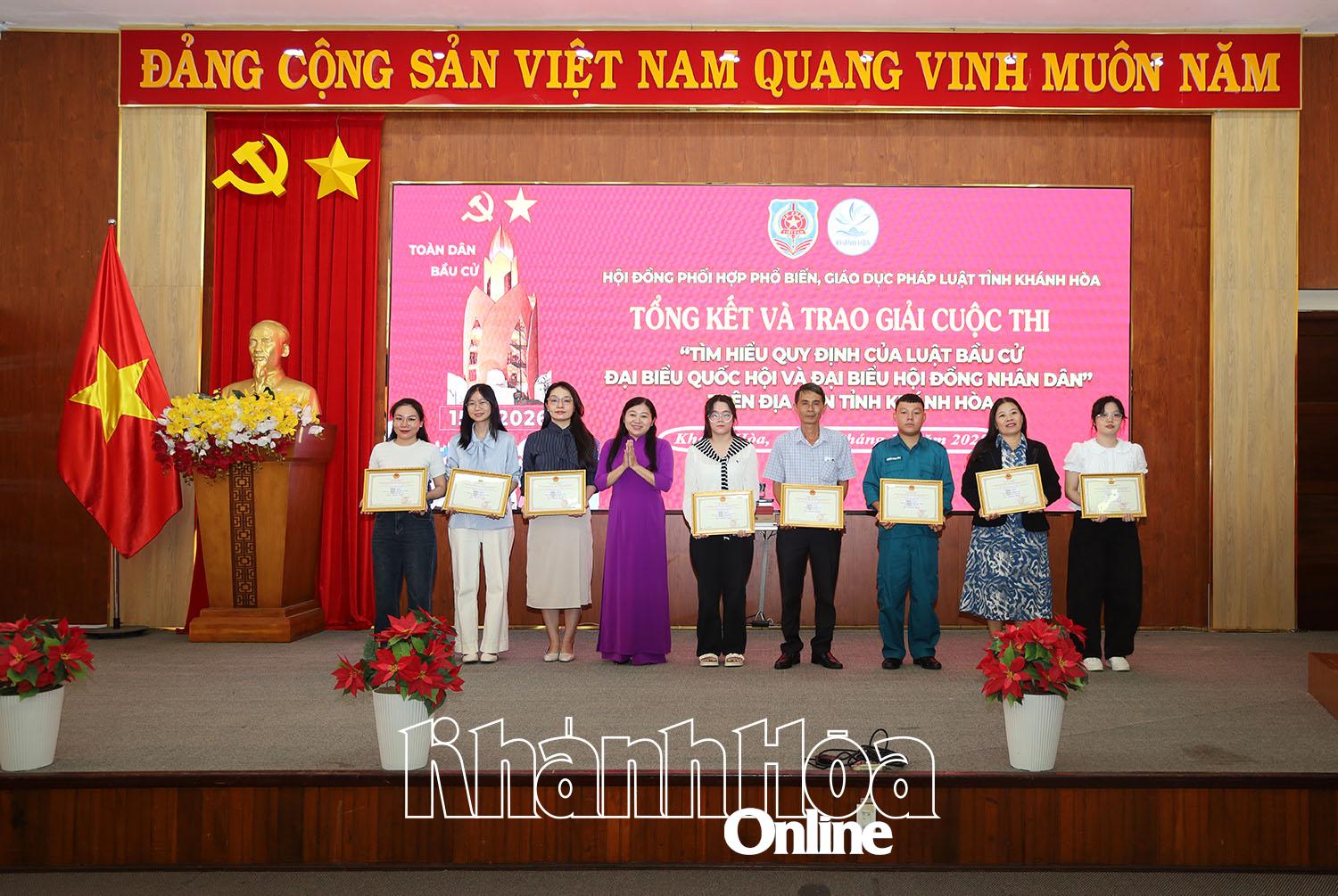 Các cá nhân nhận giải Khuyến khích cuộc thi Tìm hiểu quy định Luật Bầu cử đại biểu Quốc hội và đại biểu HĐND.