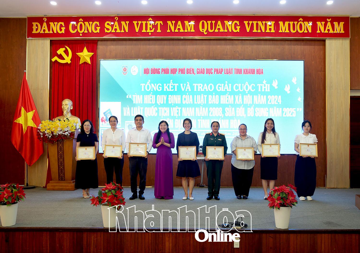 Các cá nhân nhận giải Khuyến khích cuộc thi Tìm hiểu các quy định của Luật Bảo hiểm xã hội năm 2024 và Luật Quốc tịch Việt Nam năm 2008, sửa đổi, bổ sung năm 2025.

