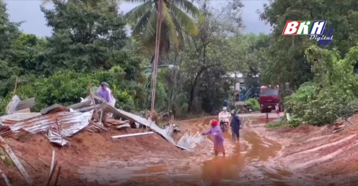 [Video] Mưa lũ gây sạt lở nghiêm trọng tại Khánh Sơn