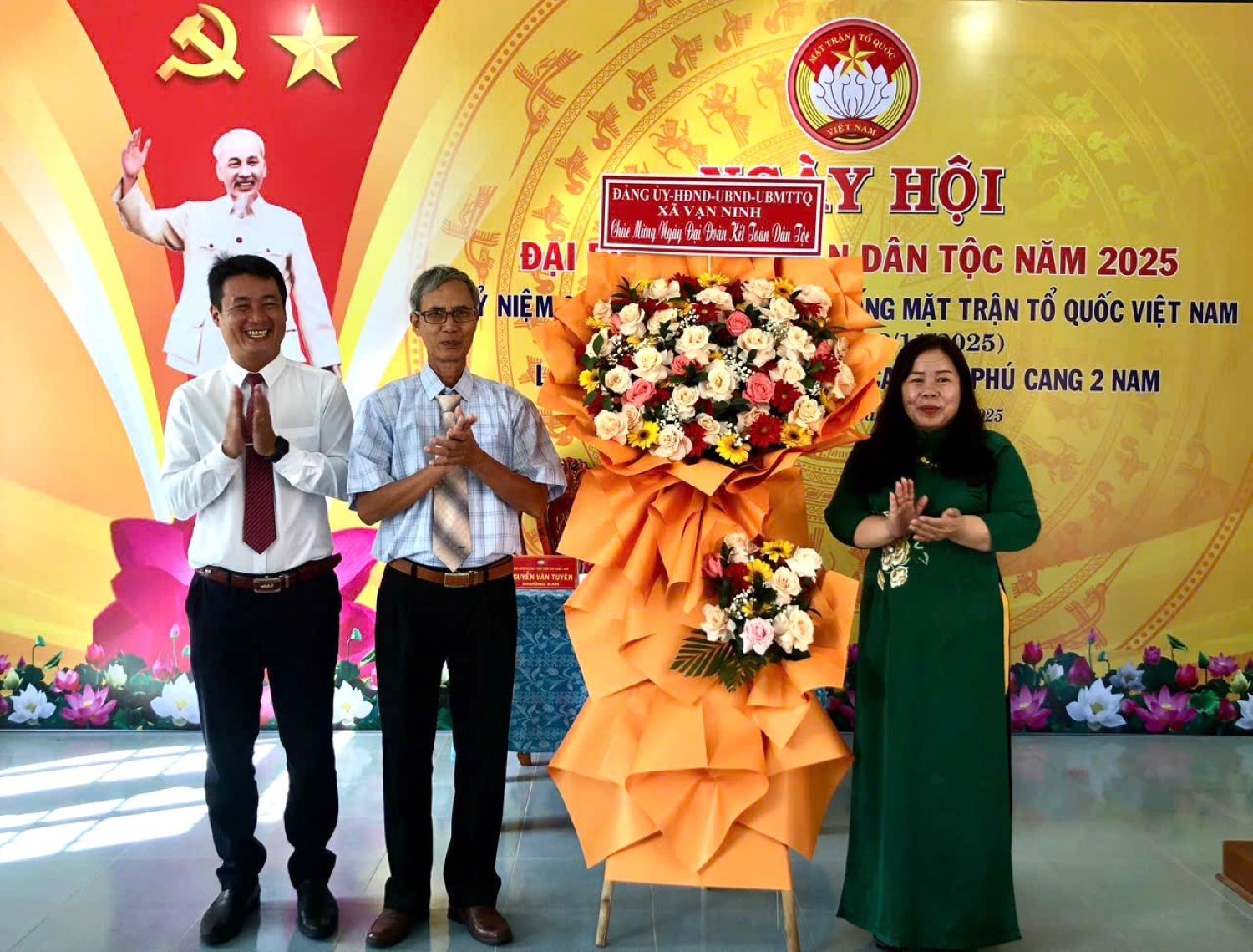 Lãnh đạo Đảng ủy xã Vạn Ninh tặng hoa chúc mừng ngày hội.