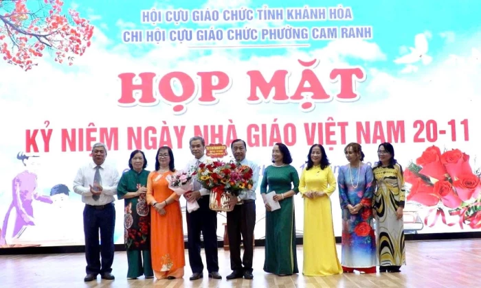 Hội Cựu giáo chức phường Cam Ranh gặp mặt truyền thống nhân Ngày Nhà giáo Việt Nam