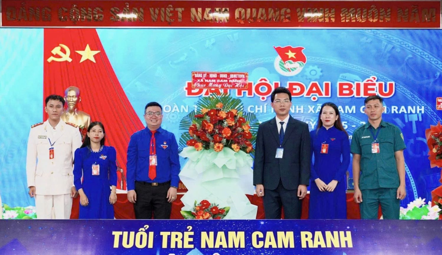 Lãnh đạo xã Nam Cam Ranh tặng hoa chúc mừng đại hội.