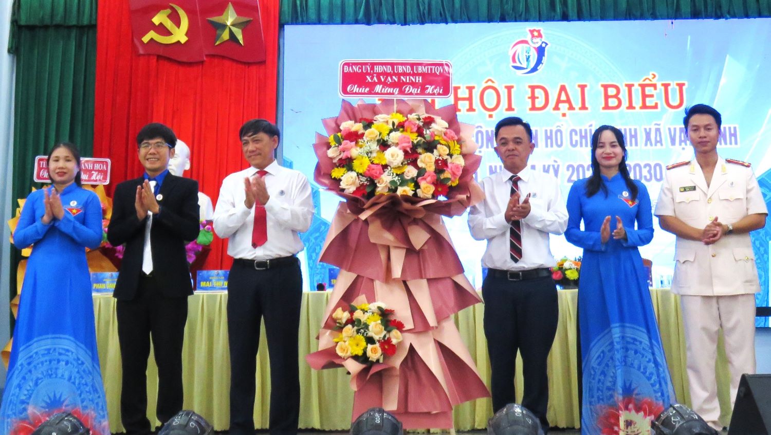 Lãnh đạo xã Vạn Ninh tặng hoa chúc mừng đại hội.