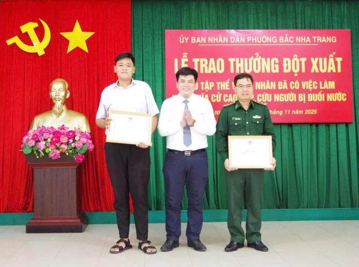 Trao thưởng đột xuất tập thể, cá nhân có hành động dũng cảm cứu người 