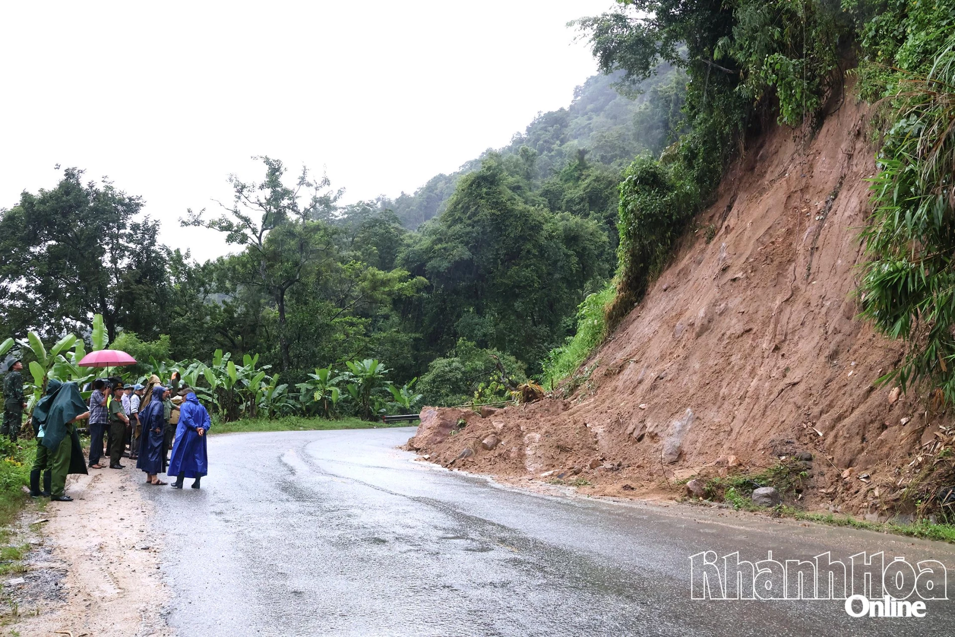 Tổ công tác kiểm tra một điểm sạt lở trên Quốc lộ 27 (đoạn qua xã Lâm Sơn).