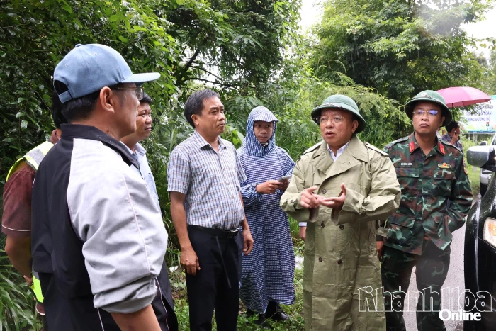 Phó Chủ tịch UBND tỉnh Lê Huyền kiểm tra công tác phòng, chống bão số 13 tại các xã phía Nam tỉnh