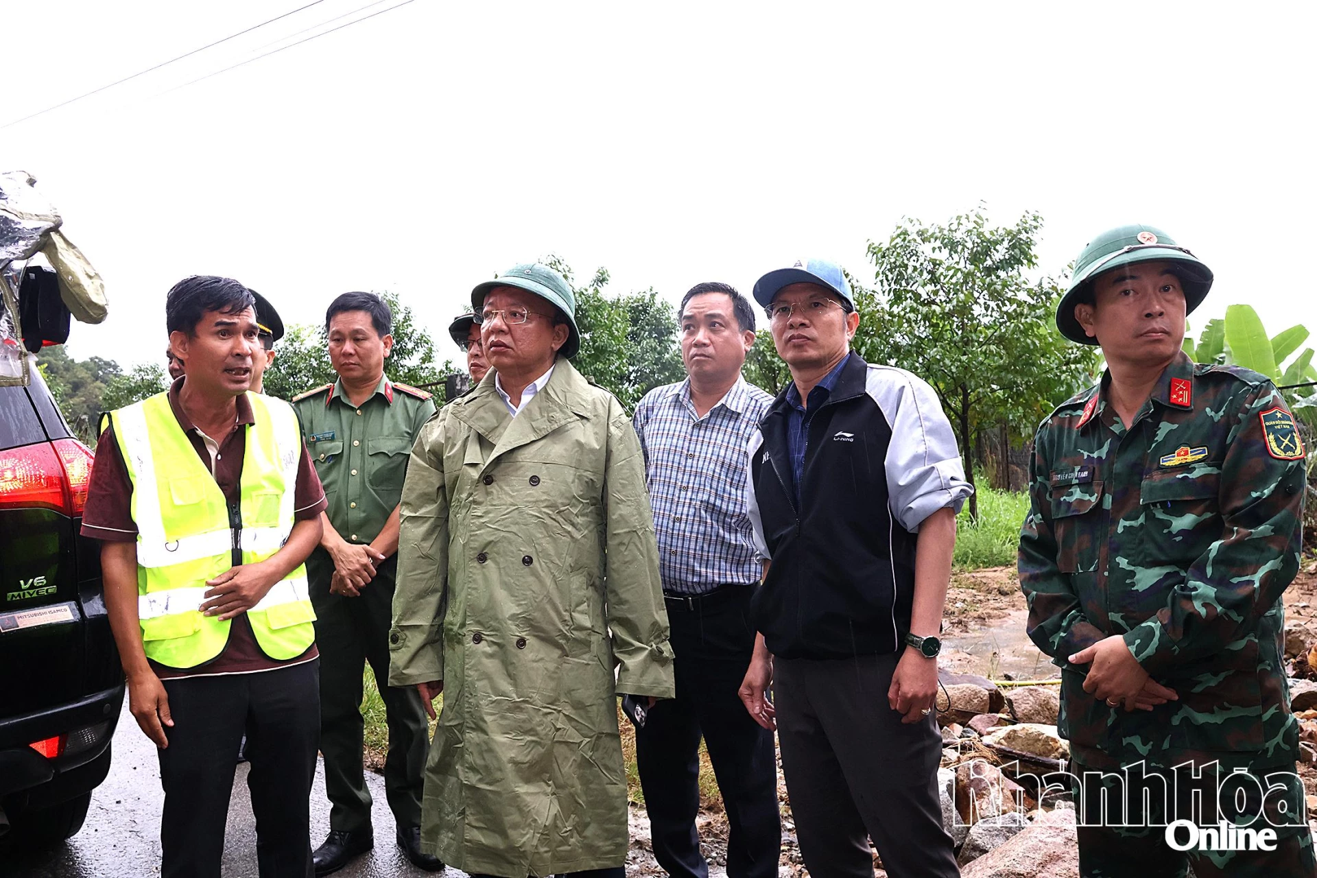 Đồng chí Lê Huyền kiểm tra chỉ đạo tại khu vực xung yếu trên Quốc lộ 27 (đoạn qua xã Lâm Sơn).