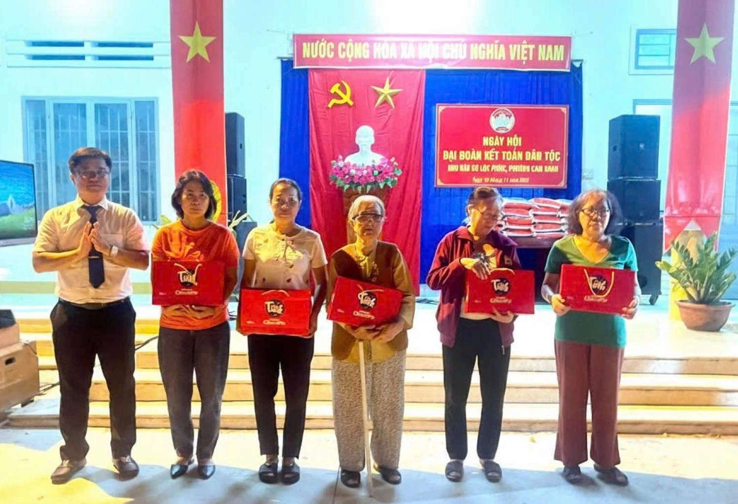 Lãnh đạo UBND phường Cam Ranh tặng quà cho các hộ có hoàn cảnh khó khăn.