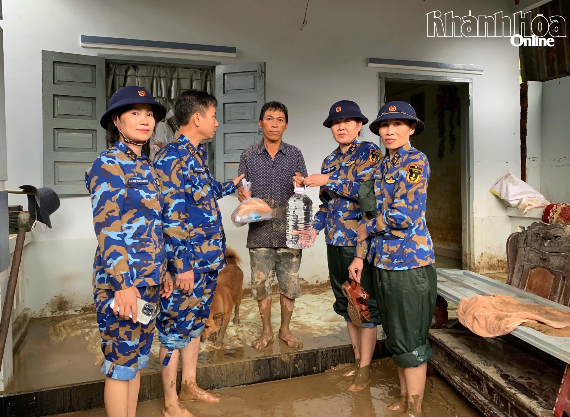 Đại tá Tiên Quang Sự, chính ủy Lữ đoàn và Hội phụ nữ tiếp đồ ăn, nước sạch cho người dân xã Diên Khánh.