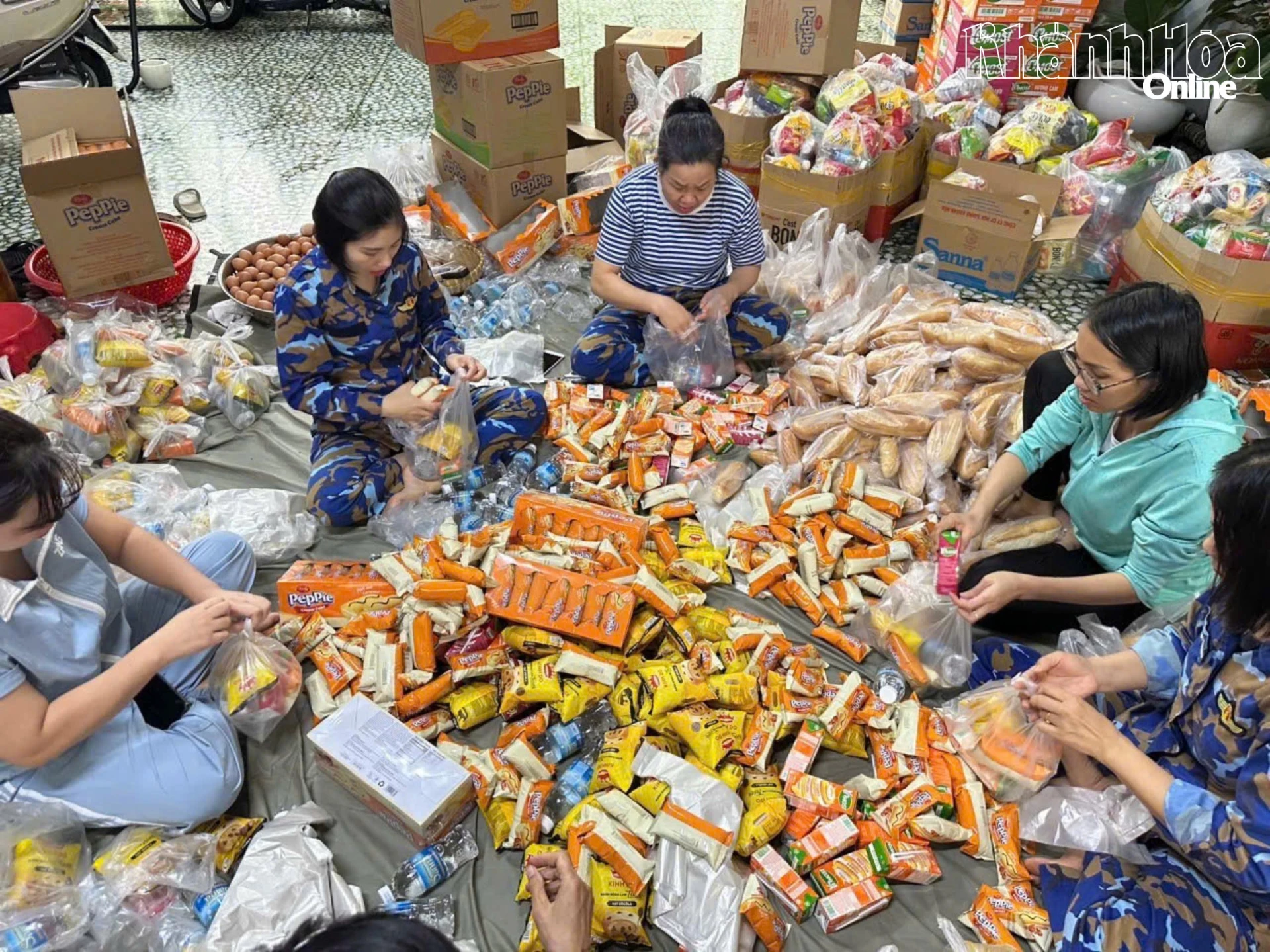 Hội phụ nữ Lữ đoàn 957 chuẩn bị các suất quà giúp bà con nhân dân Diên Khánh và phường Tây Nha Trang bị cô lập.