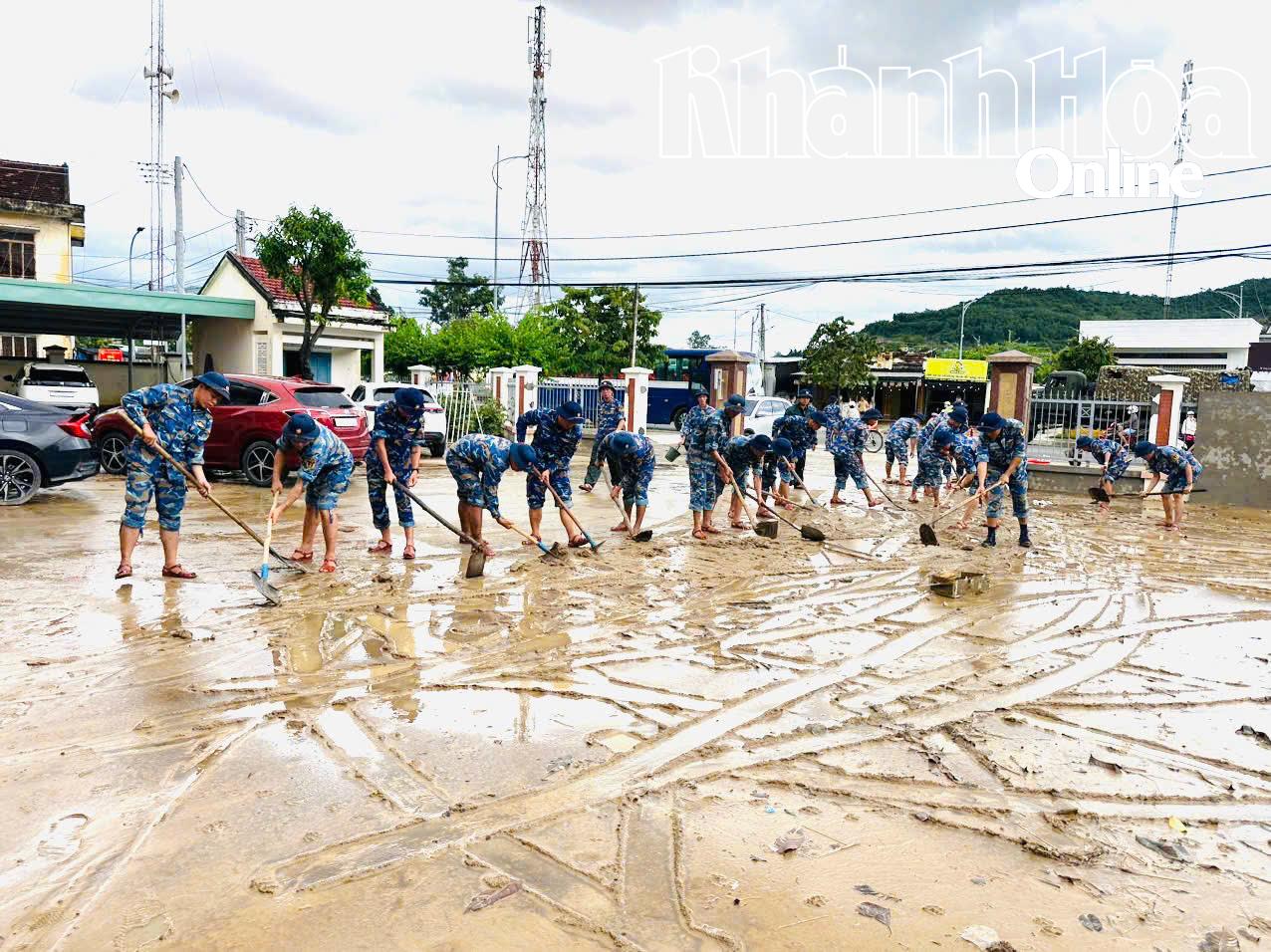 Cán bộ, chiến sĩ Lữ đoàn hỗ trợ xã Diên Lạc dọn bùn.