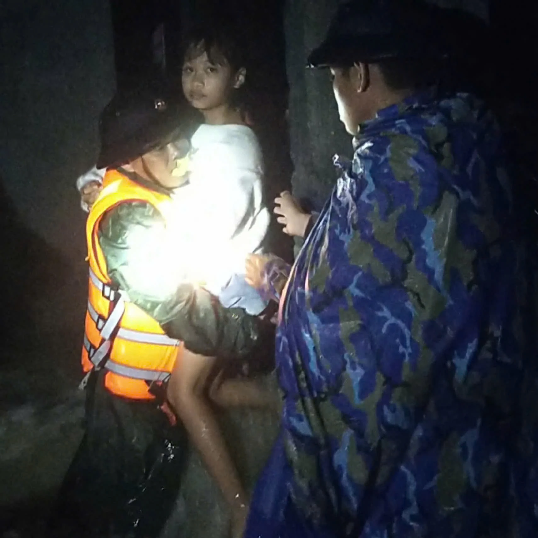 Cán bộ Lữ đoàn hỗ trợ đưa một em bé ra khỏi vùng lũ trong đêm 20-11.