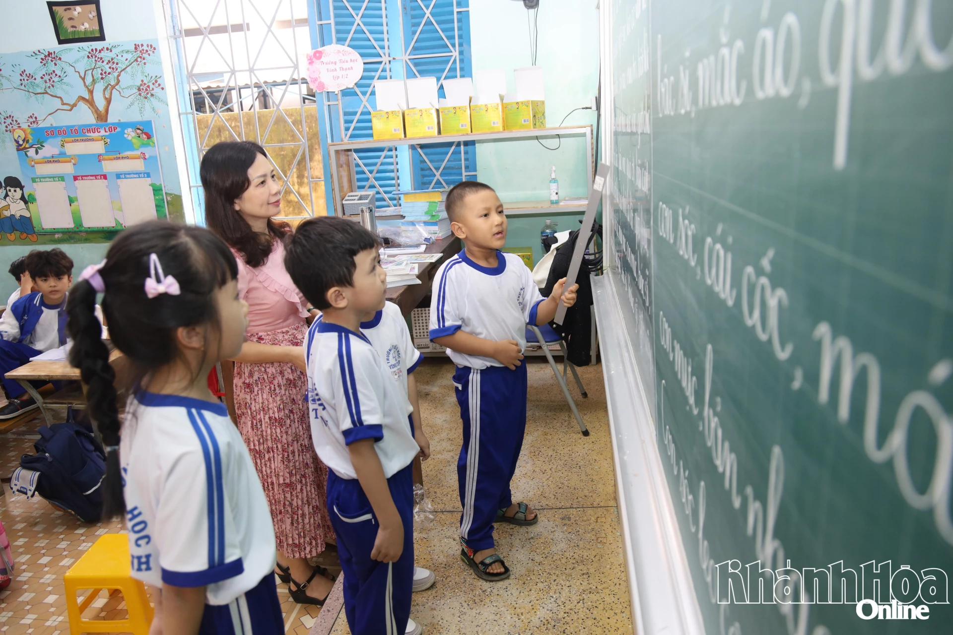 Lũ rút, trường học lại rộn tiếng đọc bài.
