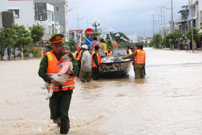 Phường Phan Rang khẩn trương di dời người dân ra khỏi khu vực xung yếu, ngập cục bộ