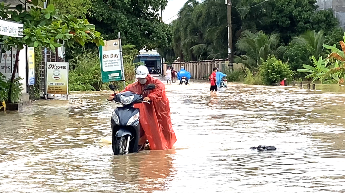 [Video] Mưa lớn kéo dài, nhiều khu vực ở Nha Trang ngập cục bộ