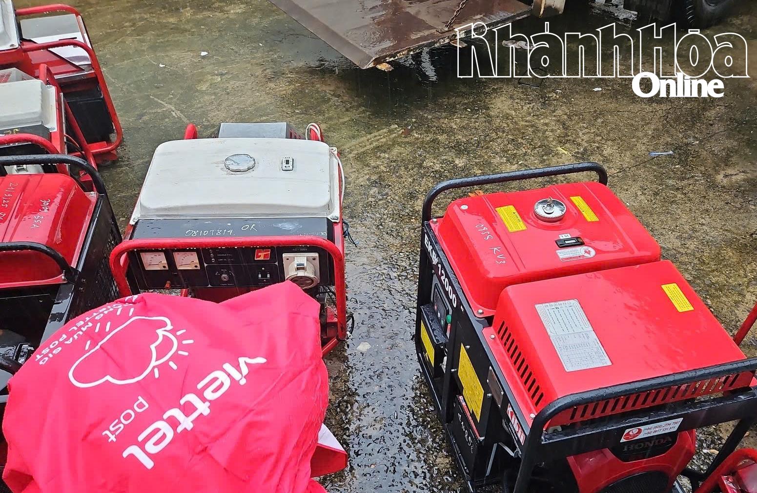 Nhiều máy phát điện được huy động để trang bị cho trạm phát sóng.