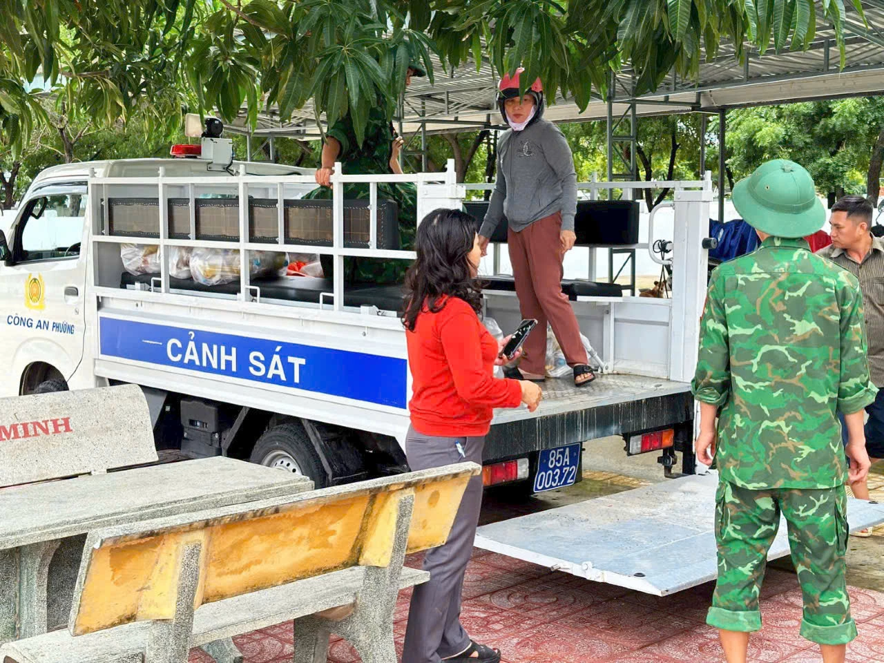 Các lực lượng chức năng vận chuyển cơm từ bếp ặn Trường Mẫu giáo Vành Khuyên (phường Đông Hải) đến hỗ trợ người dân vùng ngập lụt.