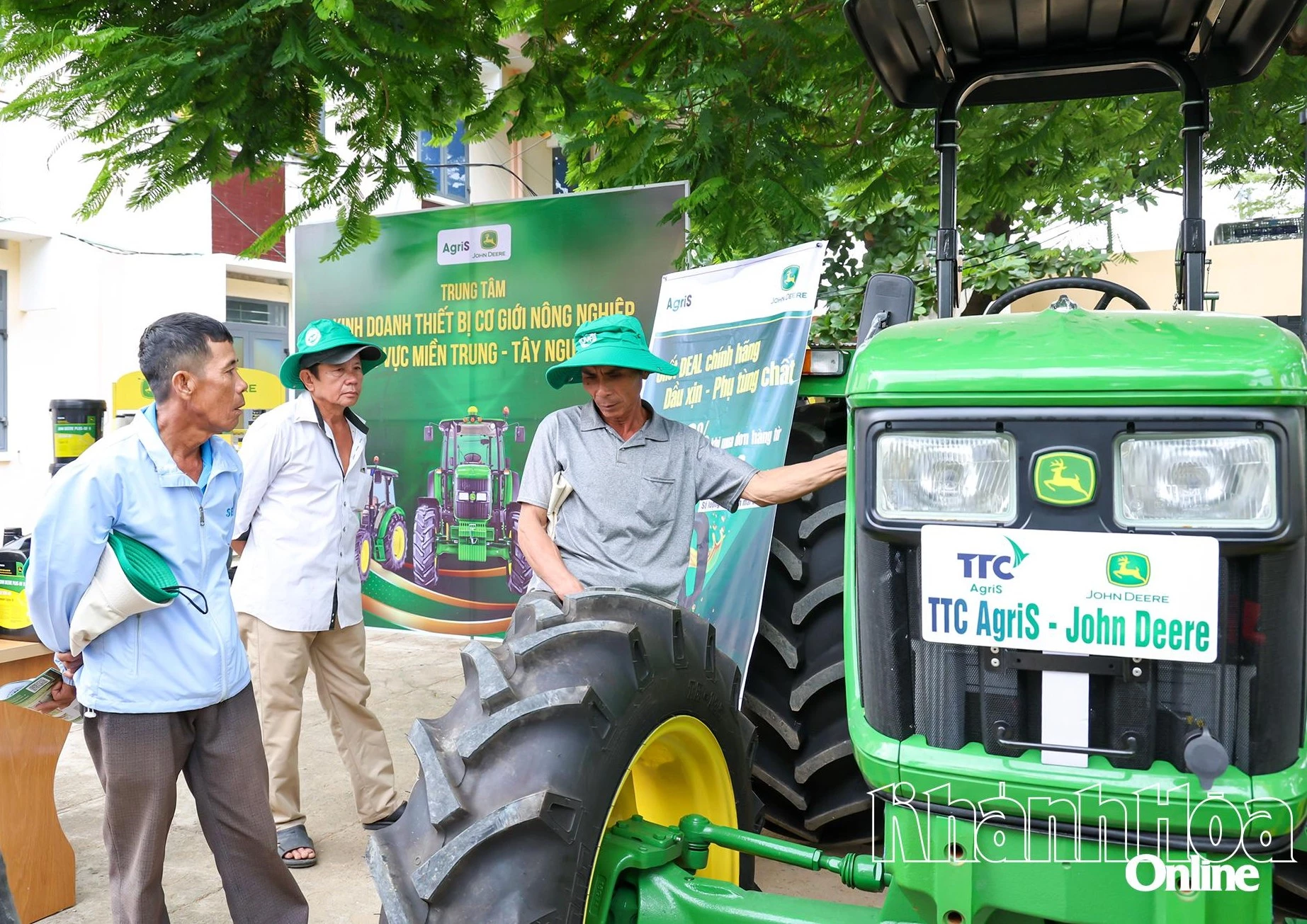 Các hộ trồng mía tham quan, tìm hiểu máy móc phục vụ trồng mía tại hội nghị.